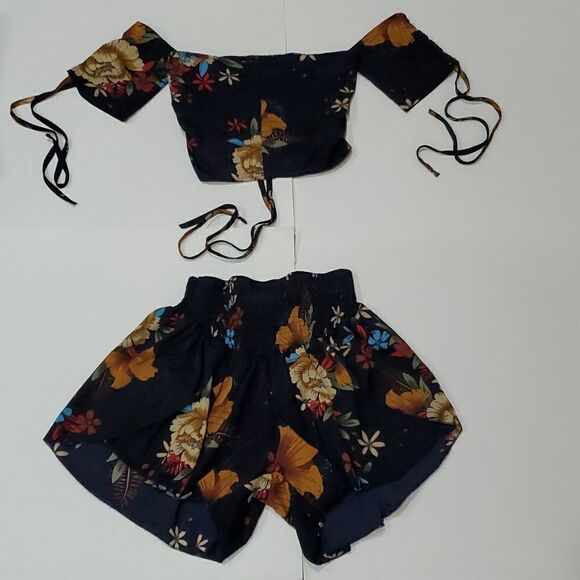 2 Piece Outfit   - Picture 3 of 16